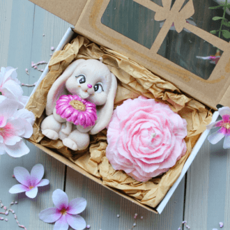 Zestaw Świec Sojowych Zając z Kwiatem & Piwonia