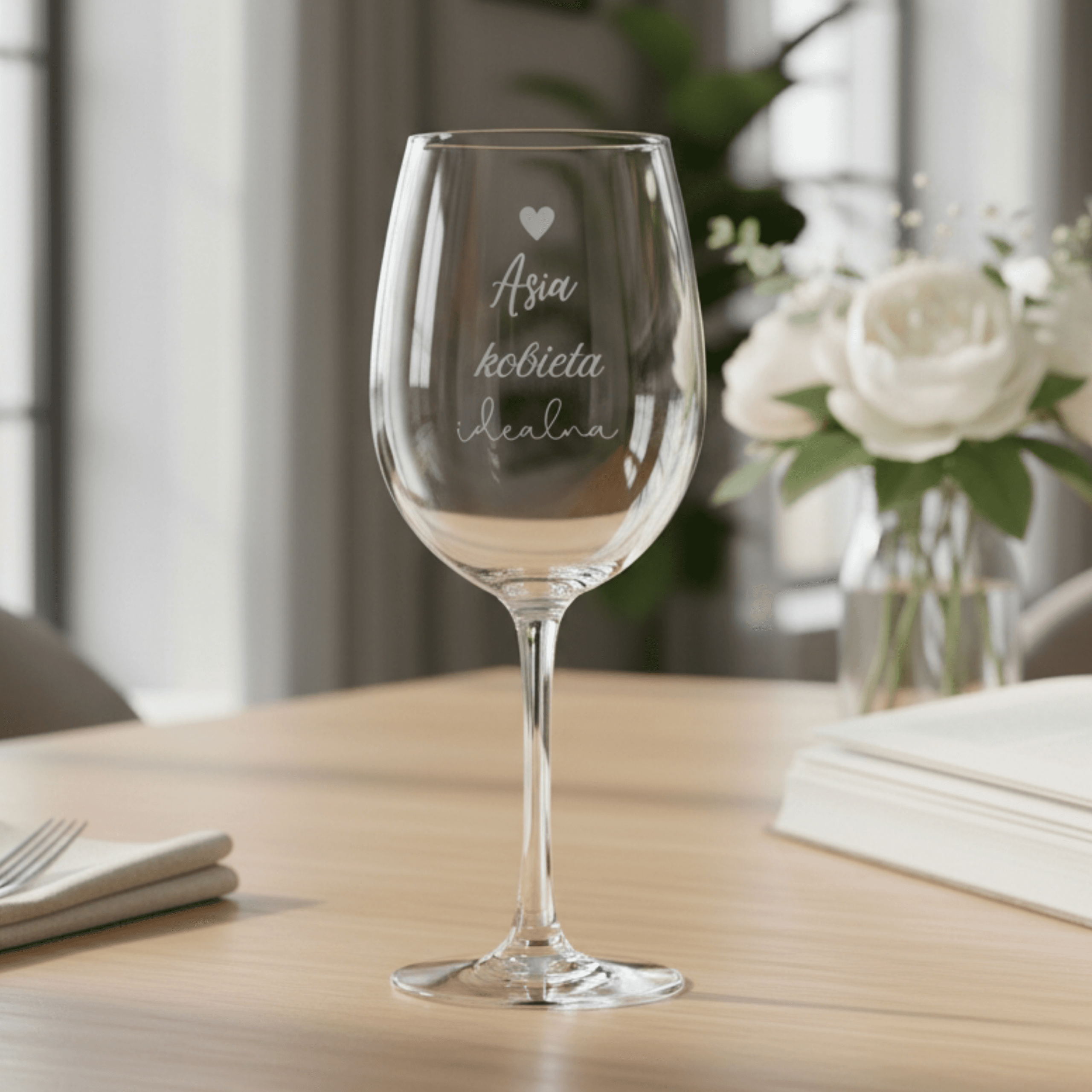 Kieliszek do wina grawerowany - kobieta idealna