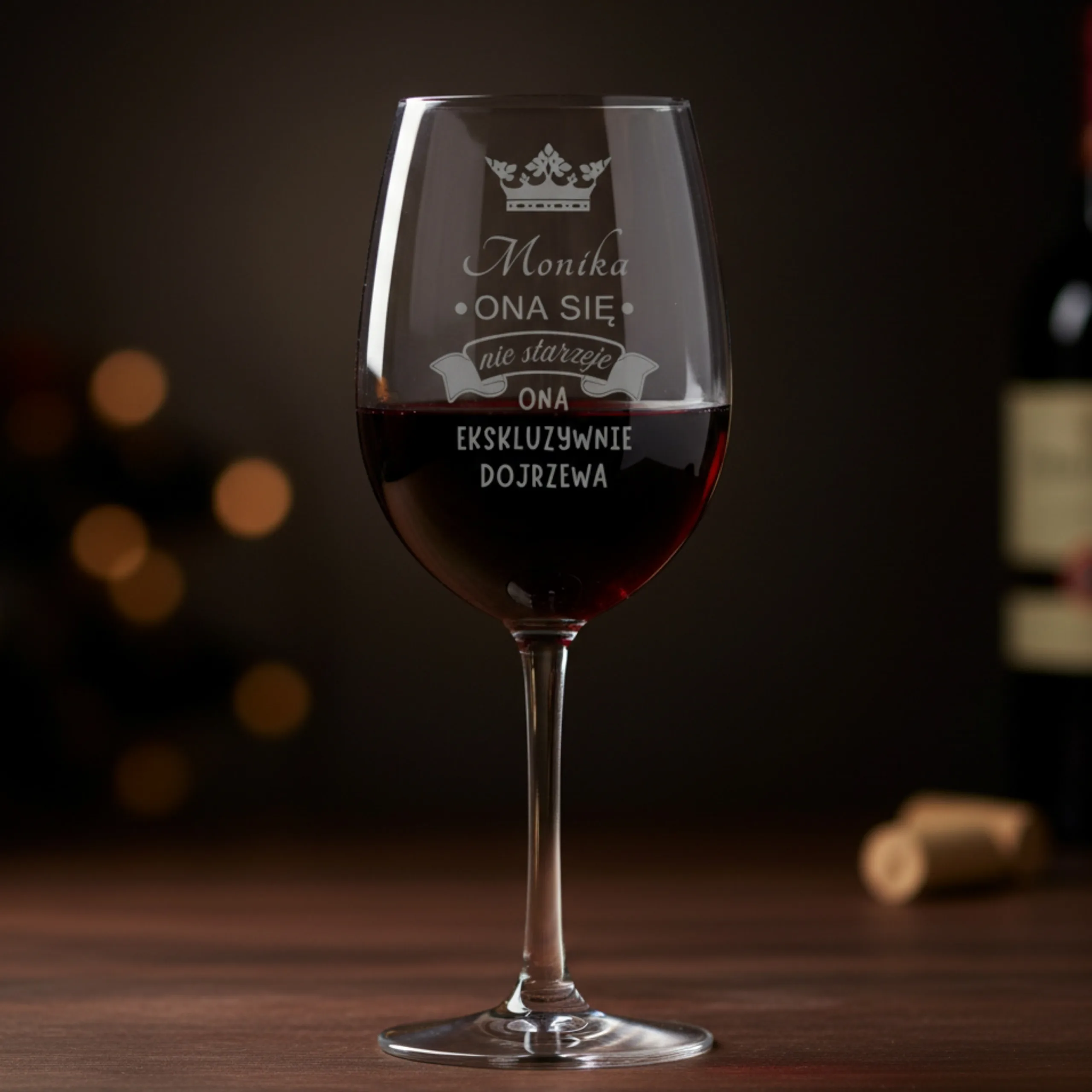 Kieliszek do wina grawerowany Ona się nie starzeje