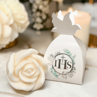 Świeca sojowa Róża w pudełeczku komunijnym IHS