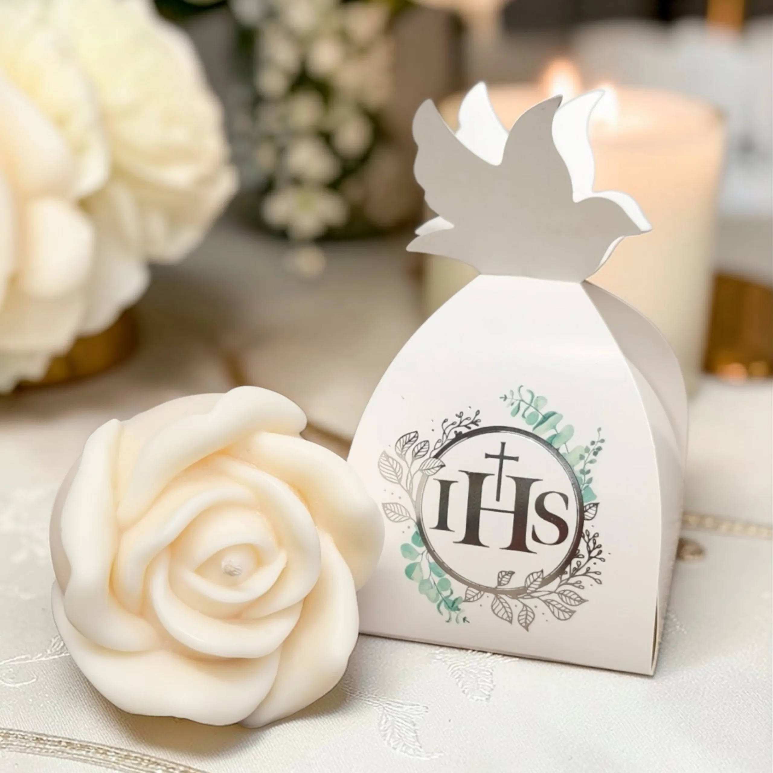 Świeca sojowa Róża w pudełeczku komunijnym IHS
